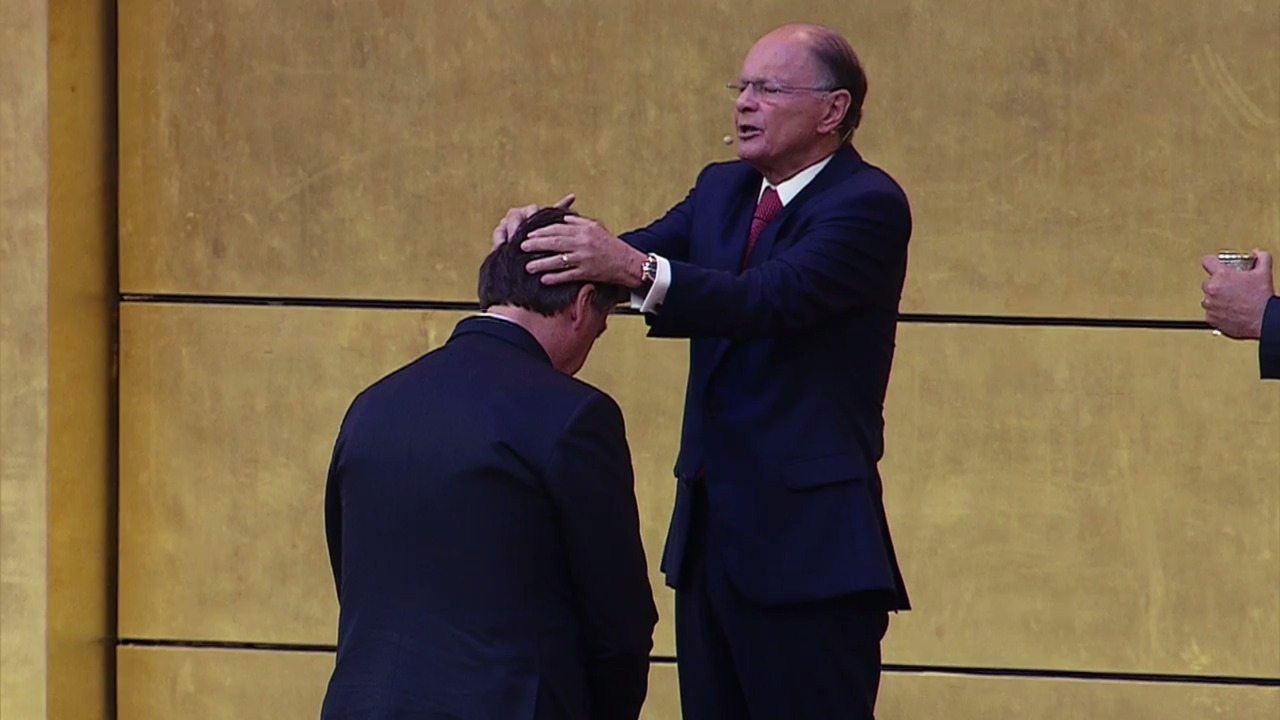 Edir Macedo ora por Bolsonaro no Templo de Salomão: “Deus escolheu esse homem”