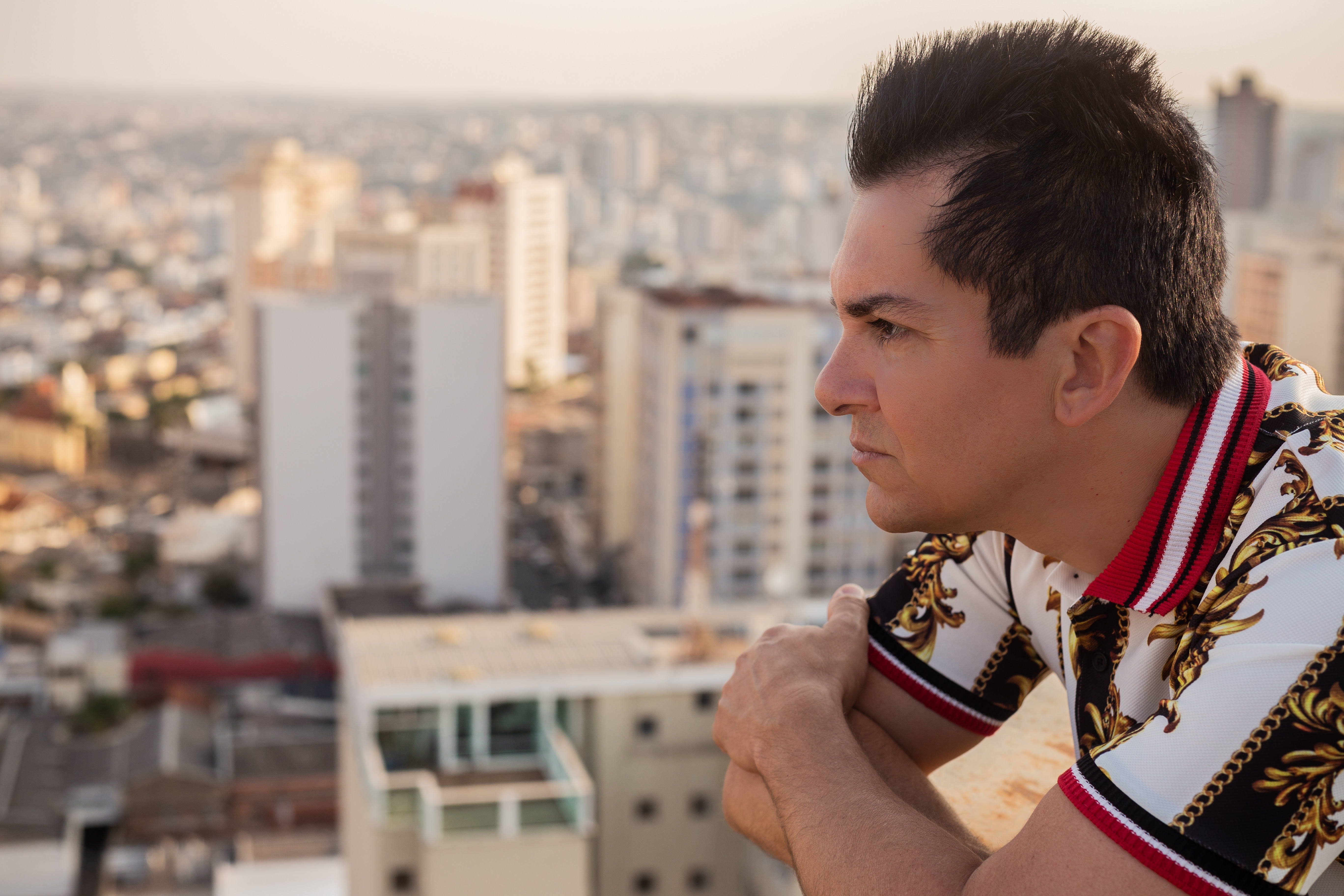 Regis Danese lança o clipe da música "Depressão"