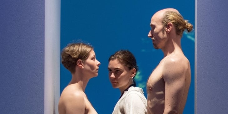 Visitantes terão que passar entre casal nu para entrar em exposição de Londres