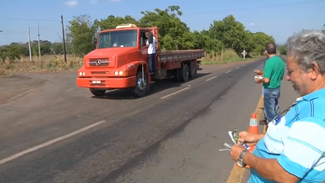Grupo evangeliza e oferece serviços de saúde a caminhoneiros em estrada do Tocantins