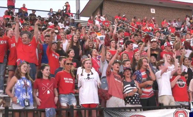 Alunos resistem à proibição e oram em alta voz na arena da escola
