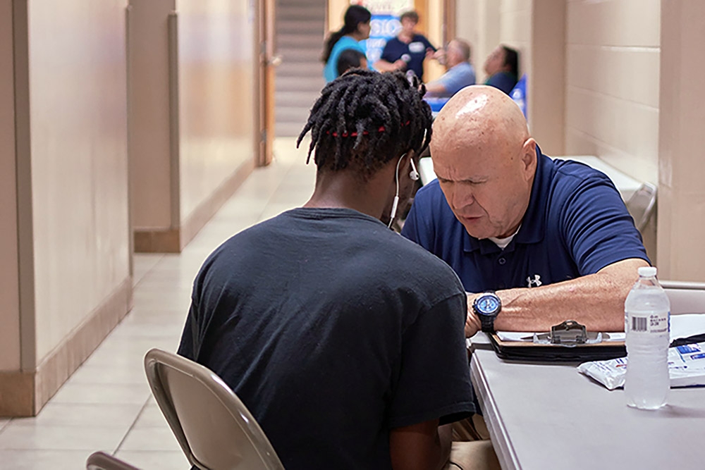 Igrejas montam clínica e evangelizam pacientes: “Vidas se renderam a Jesus”