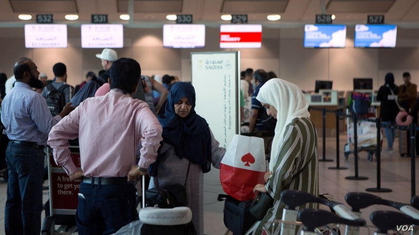 Turistas cristãos podem ser presos se exibir a Bíblia em público, na Arábia Saudita