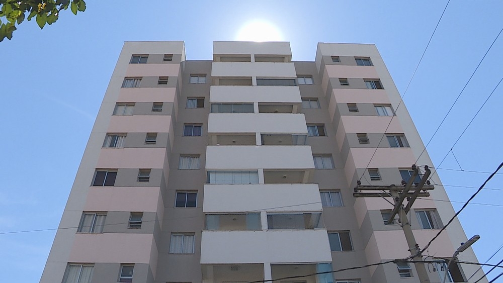 “Foi a mão de Deus”, diz pai de menina que sobreviveu a queda do 9º andar