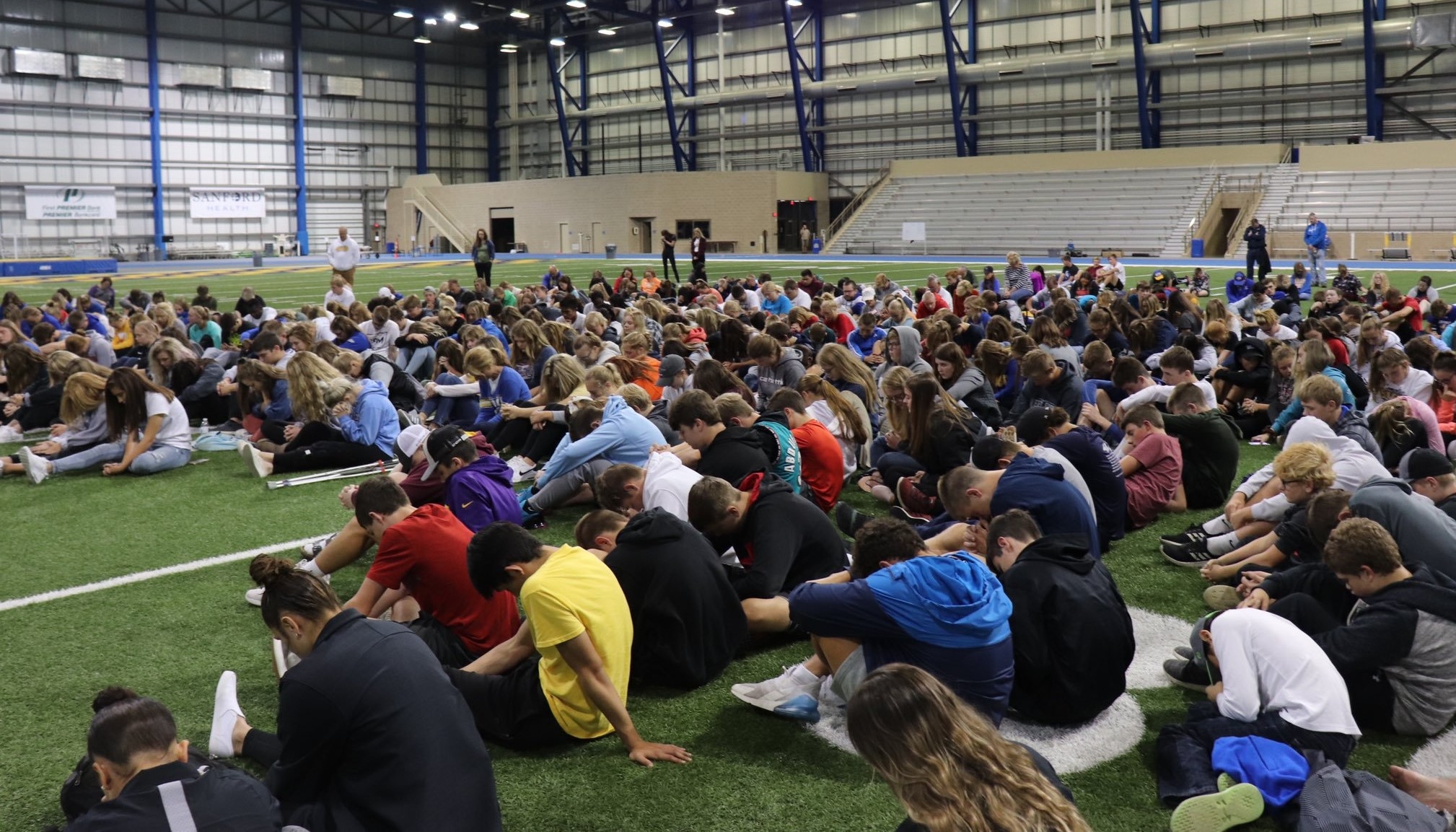 Cerca de 250.000 estudantes se reúnem para orar em campos esportivos dos EUA