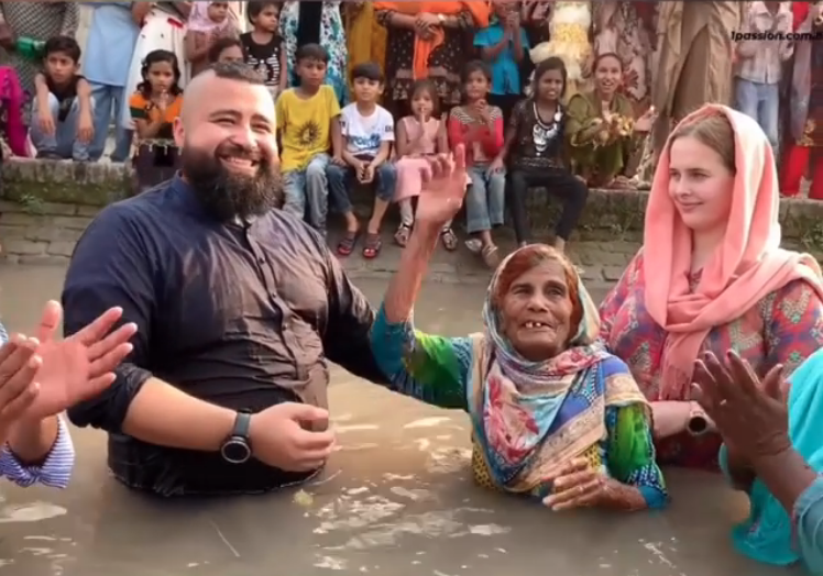 Multidão decide se batizar após ver idosa de 90 anos descer às águas, no Paquistão