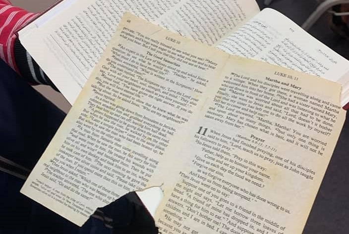 Muçulmano se entrega a Jesus após páginas da Bíblia com o 'Pai Nosso' surgirem em sua porta