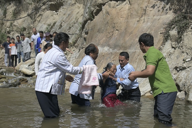 China proíbe 'crescimento das igrejas e batismos' cristãos