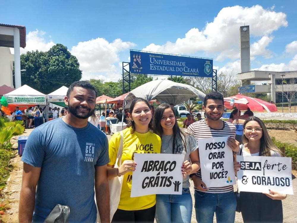 Jovens se unem para orar por estudantes antes da prova do Enem