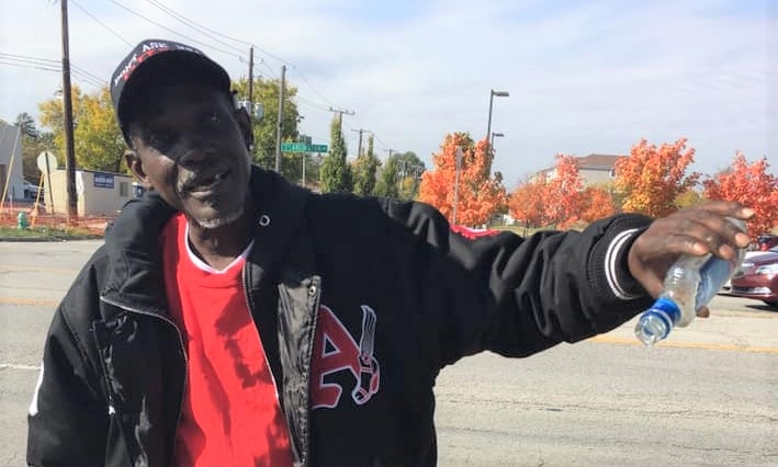 Alcoólatra joga bebida fora após ser evangelizado em frente a clínica de aborto