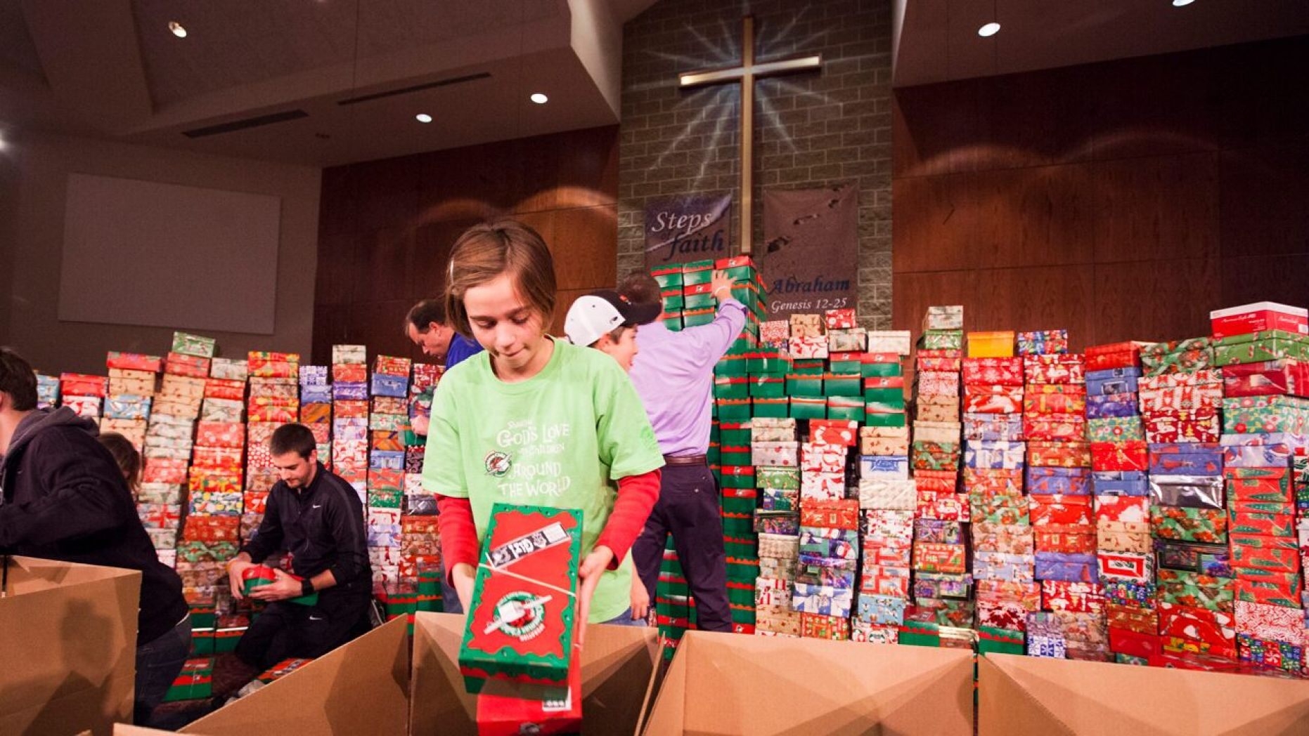 Menina mobiliza igreja e distribui 10 mil caixas de presentes para crianças carentes