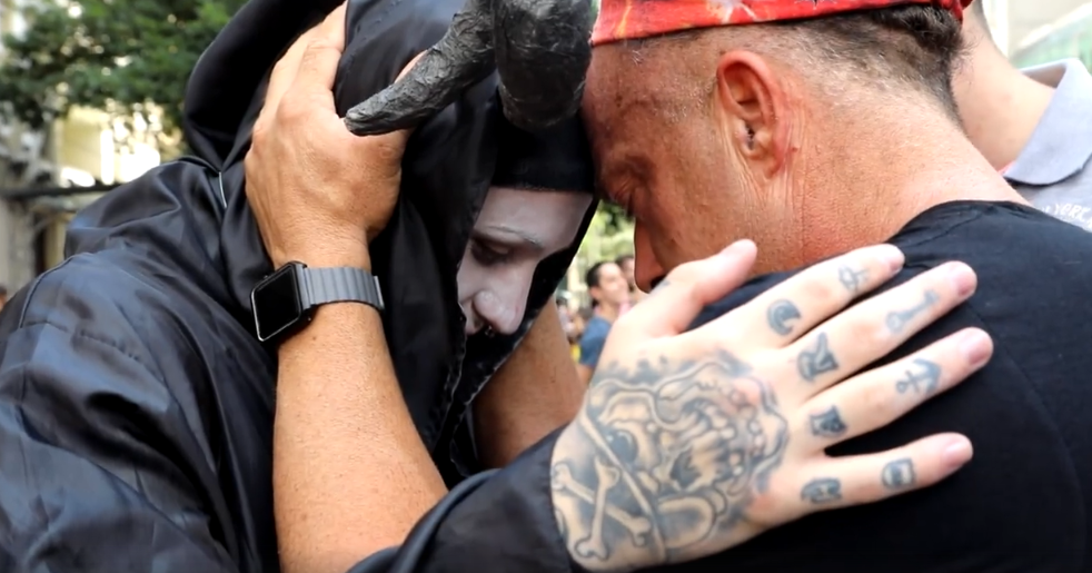 Todd White conta seu testemunho e ora por um satanista em rua do Brasil