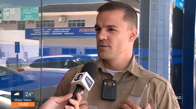 Policial compra todos os bolos que venezuelano vendia e diz que se espelha em Cristo