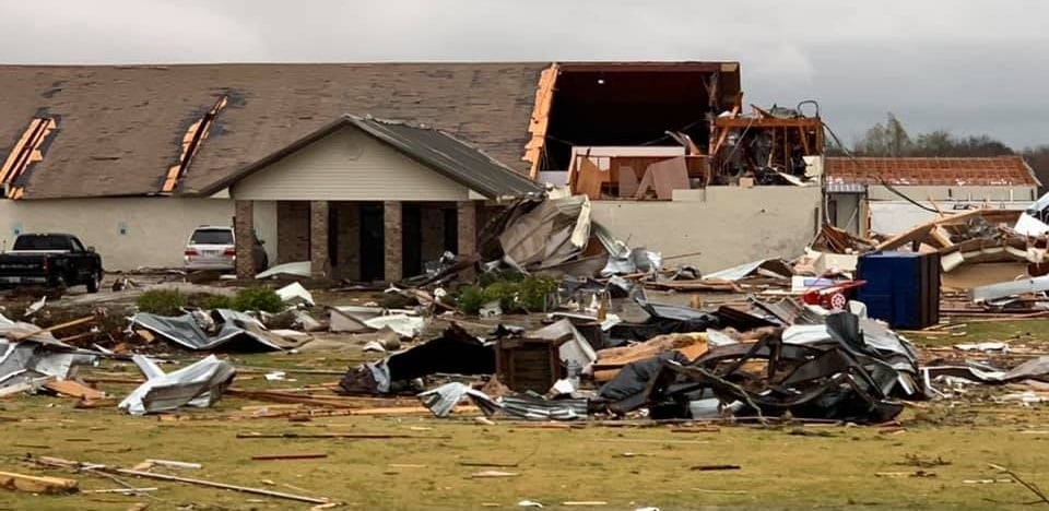 Alunos escapam milagrosamente momentos antes de igreja ser atingida por tornado, nos EUA