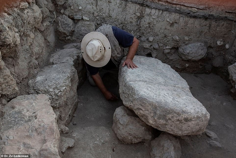 Arqueólogos dizem ter encontrado mesa que sustentou a Arca da Aliança