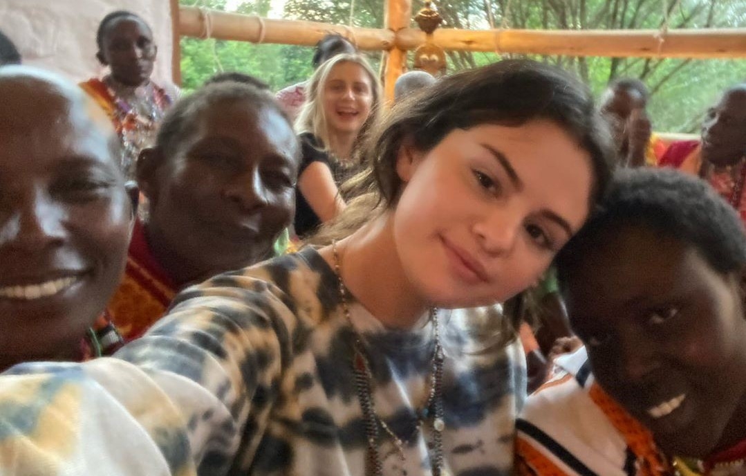 Selena Gomez faz viagem missionária ao Quênia: “Meu coração será dedicado a servir” 