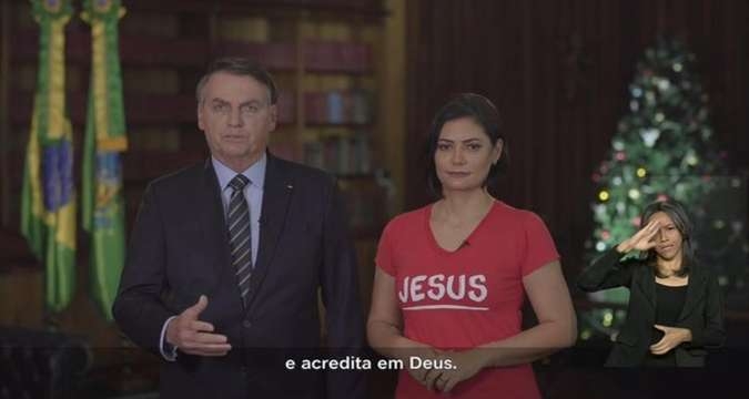 Michelle Bolsonaro gera reações ao usar camiseta com nome de Jesus em discurso de Natal