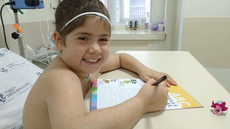 Menina de 8 anos inspira com sua fé após luta contra o câncer: “Aprendi que Deus cura”