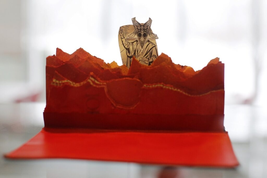 Universidade apoia exposição de Bíblia profanada e Cristo com imagem satânica, nos EUA