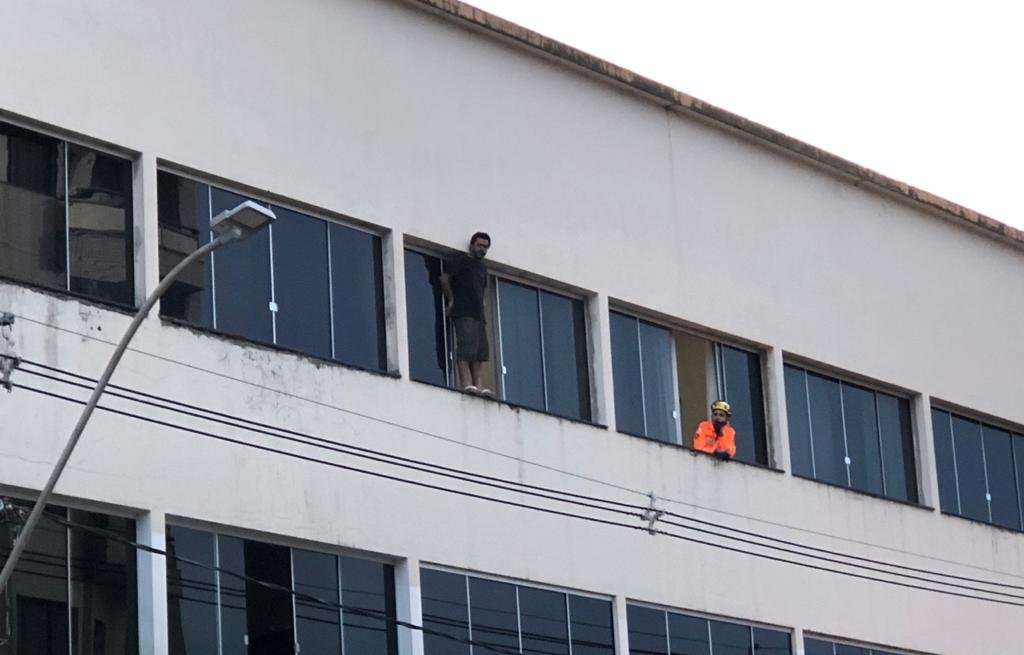 Homem desiste de pular de prédio após multidão cantar louvor, em Minas