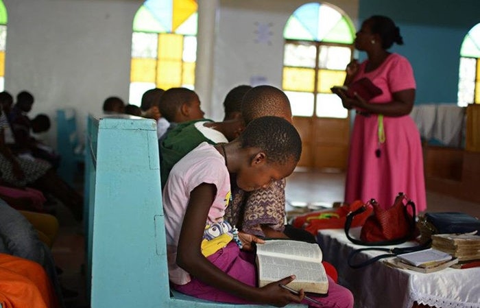 Milhares de crianças começam a receber Bíblias, em Uganda