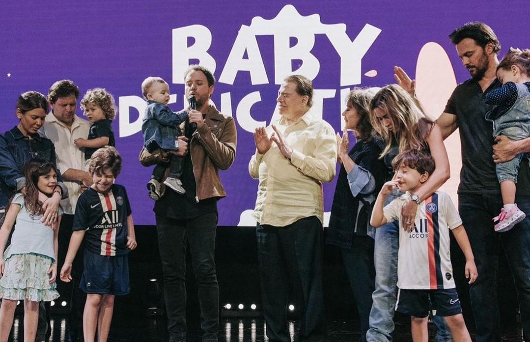Silvio Santos vai à igreja com a família para consagrar neto a Deus 