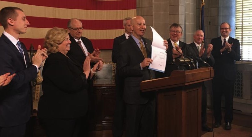 Governador convoca dia de oração pelo fim do aborto em estado americano