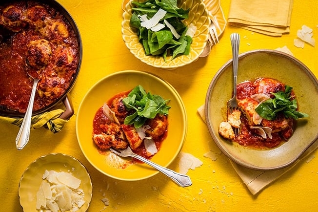 Nhoque de ricota com raspas de limão e molho de tomate