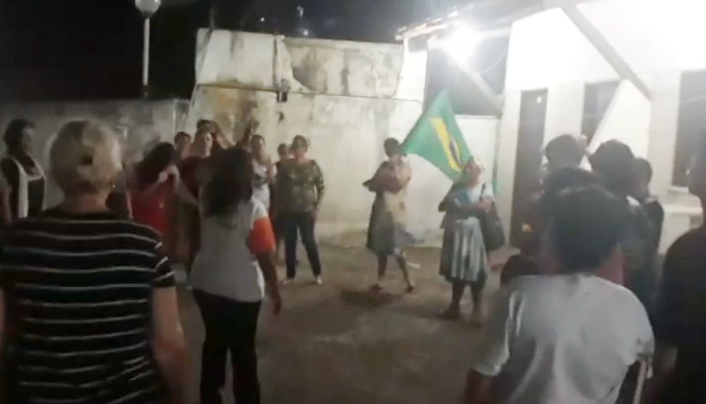 Vídeo mostra missionários orando antes de acidente com ônibus na Bahia