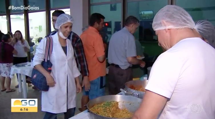 Igreja celebra aniversário distribuindo comida na entrada de UPA, em Goiás