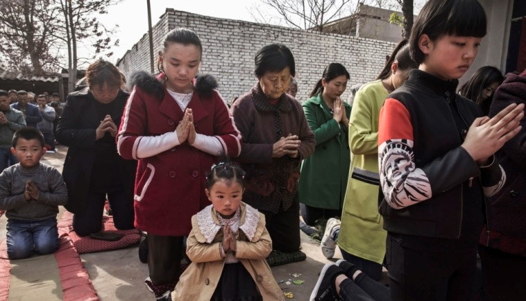 China restringe leitura da Bíblia e hinos em funerais de familiares