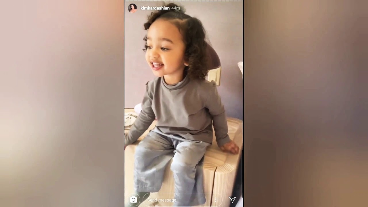 Filha de Kanye West emociona a internet cantando: “Jesus, eu te amo”