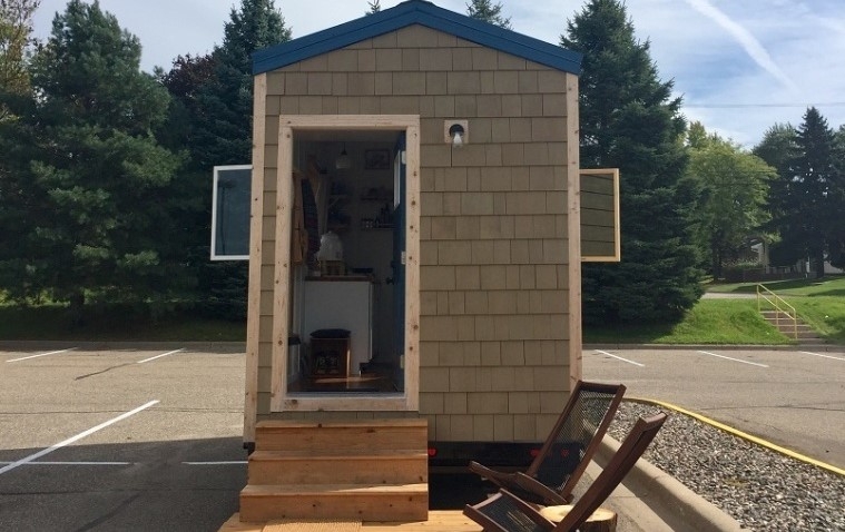 Igreja usa seu próprio terreno para construir pequenas casas para moradores de rua, nos EUA