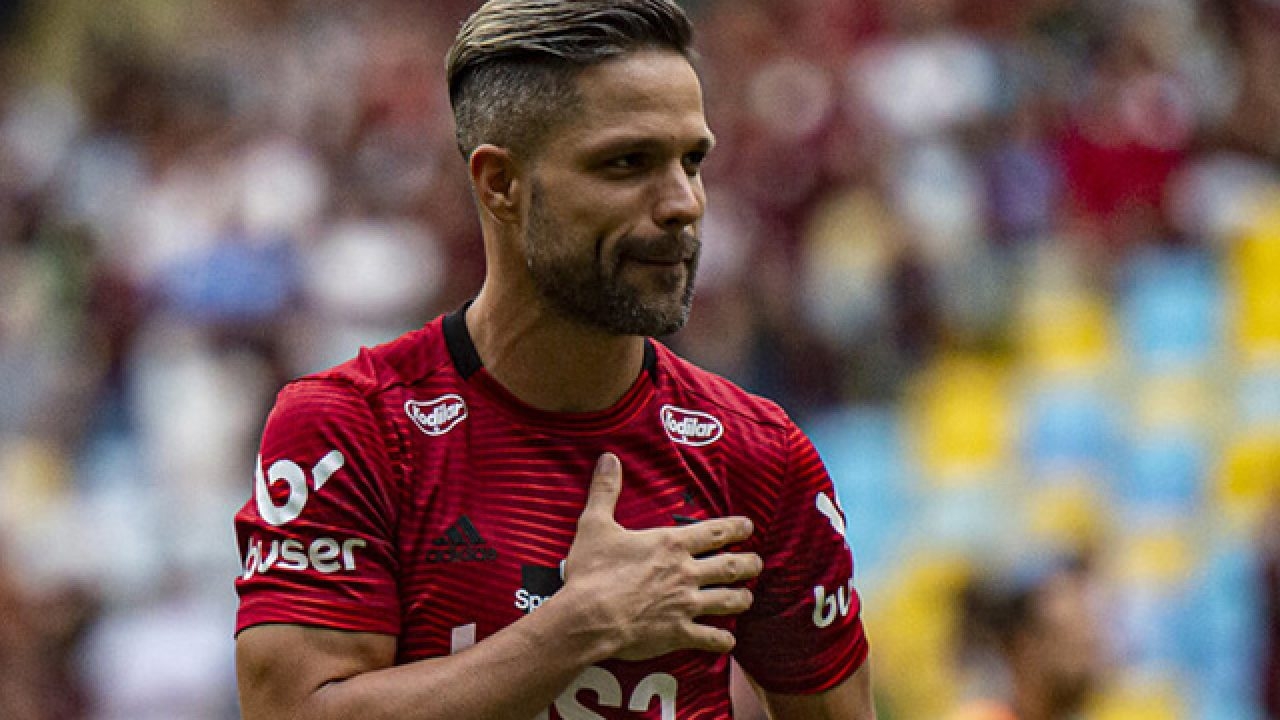 Diego do Flamengo entrega Bíblia à família de vítima do incêndio no 'Ninho'