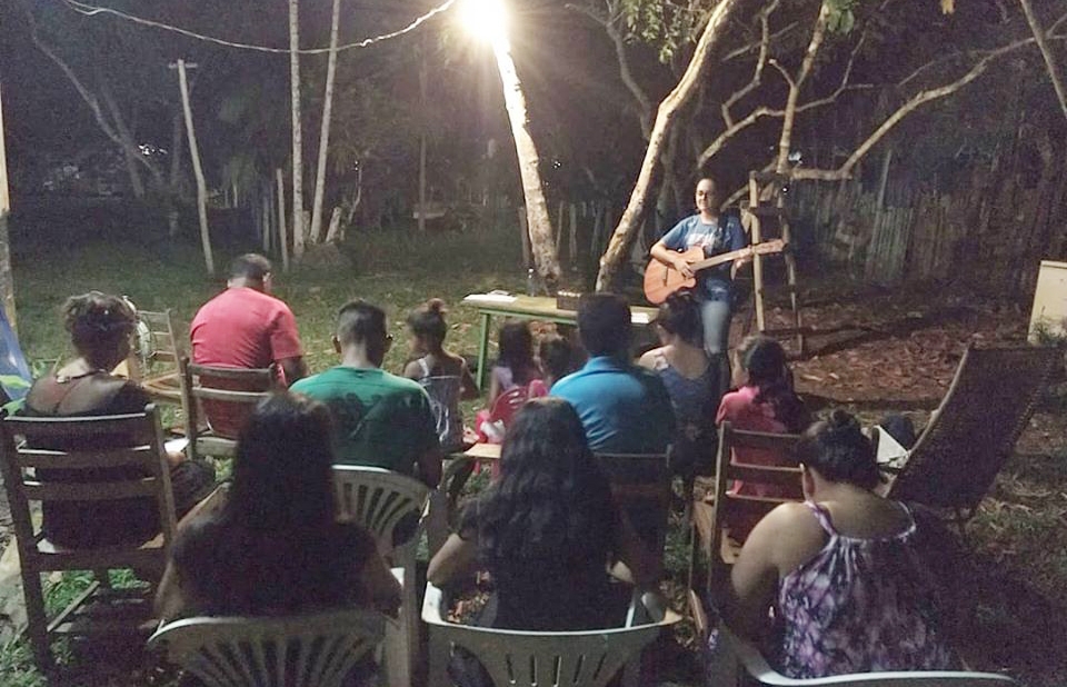 Missionários iniciam igreja debaixo de árvore na Amazônia e levam pessoas ao batismo