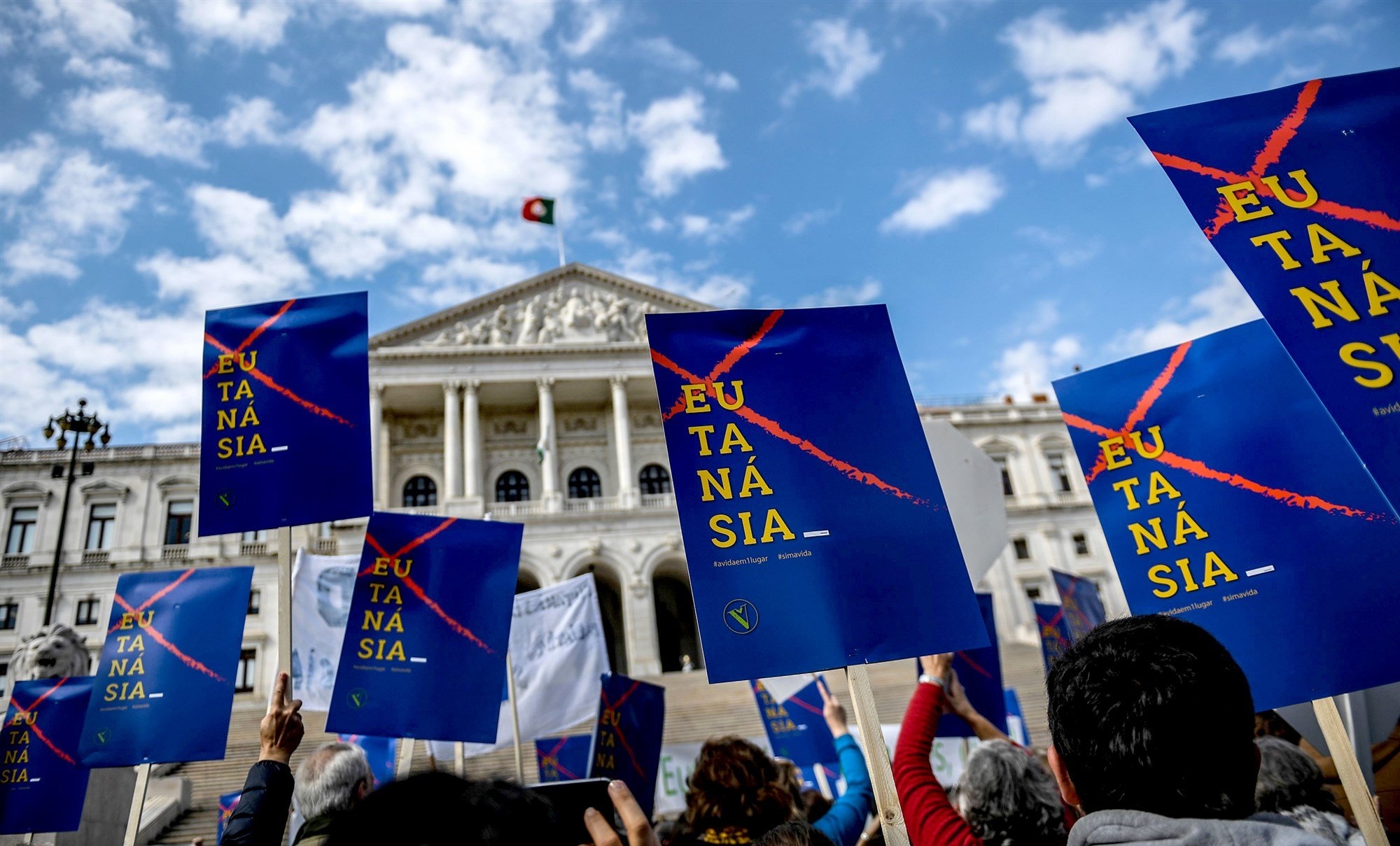 Sob protestos, Portugal é quarto país da Europa a legalizar a eutanásia 