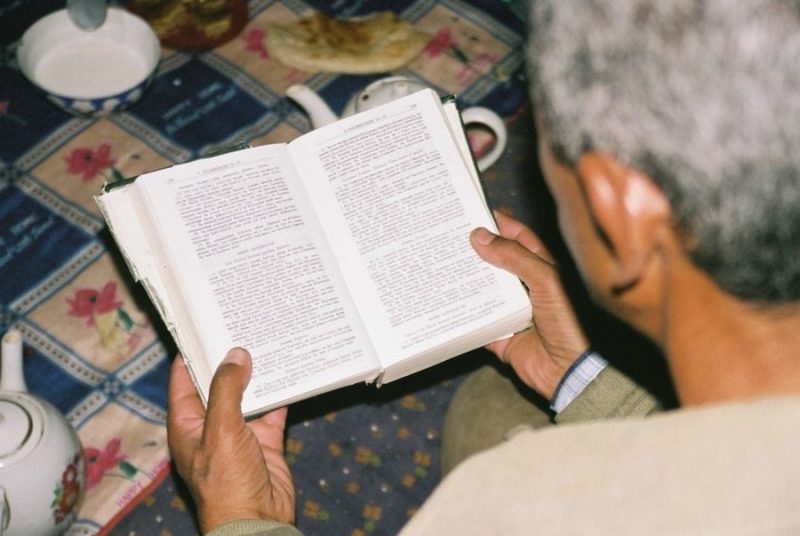 Após ter prédio confiscado, igreja passa a se reunir em container no Tajiquistão