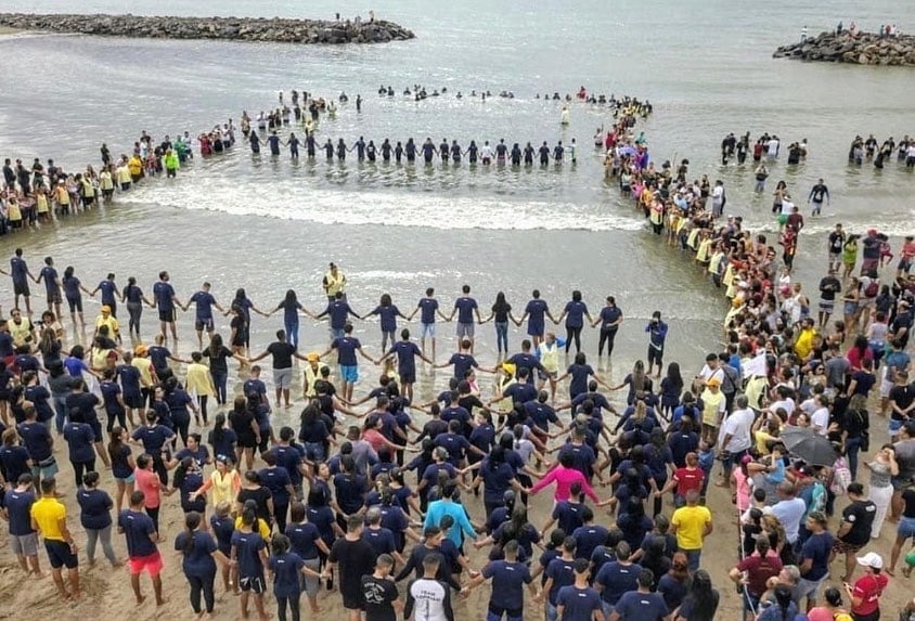 Mais de 500 pessoas são batizadas em praia de Pernambuco