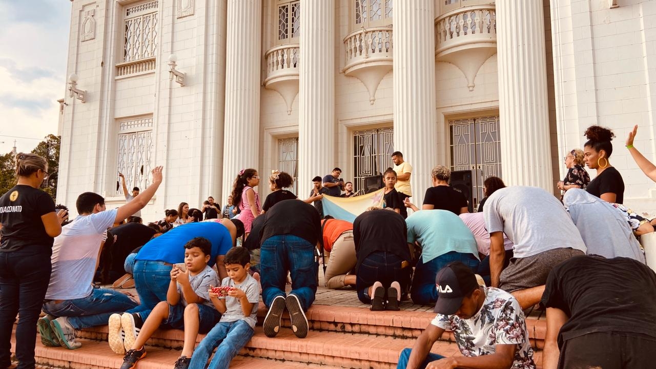 Cristãos intercedem pelas autoridades na sede do governo do Acre