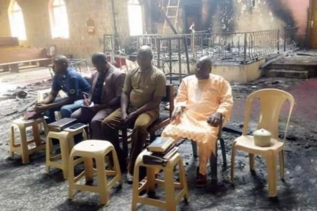 Pastores mantêm culto em igreja incendiada após destruição de aldeia cristã, na Nigéria