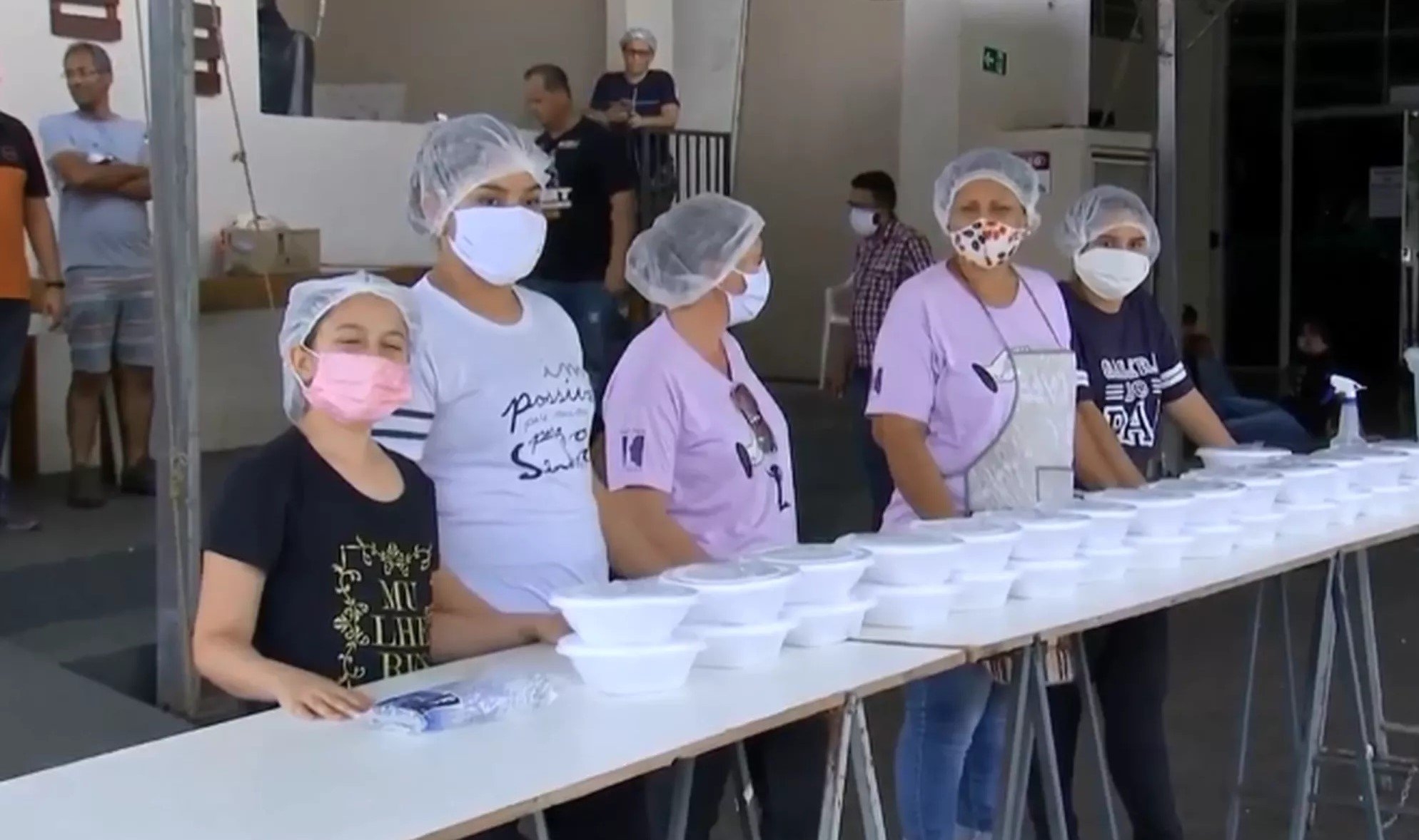 Igreja distribui marmitas para famílias com dificuldades durante a quarentena, em SP