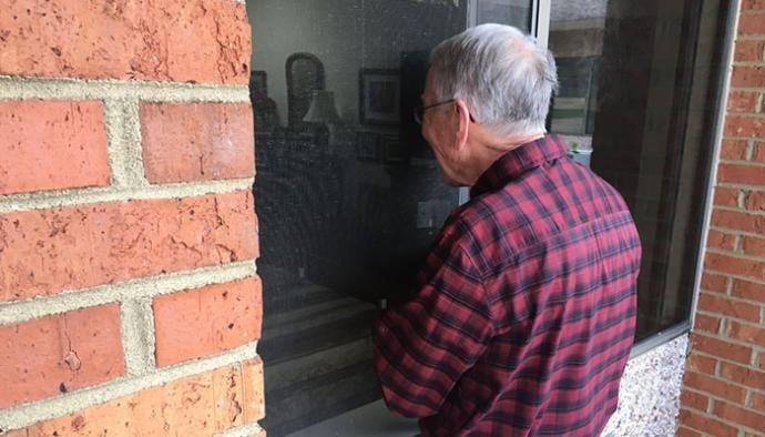 Impedido de visitar a esposa com Alzheimer, idoso canta louvores pela janela da clínica