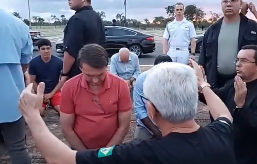 Em dia de jejum, Bolsonaro se ajoelha para receber oração em Brasília