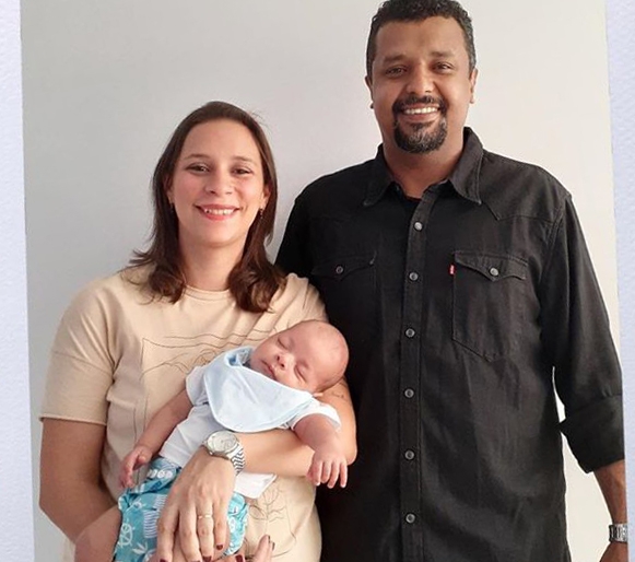 Mãe diz que bebê com Covid-19 foi curado pelas orações da igreja: “Foi um milagre”