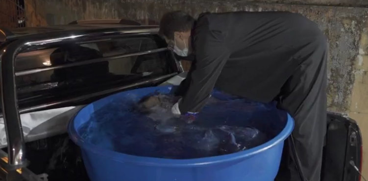 Pastor leva tanque à casa de mulher para batizá-la durante a quarentena