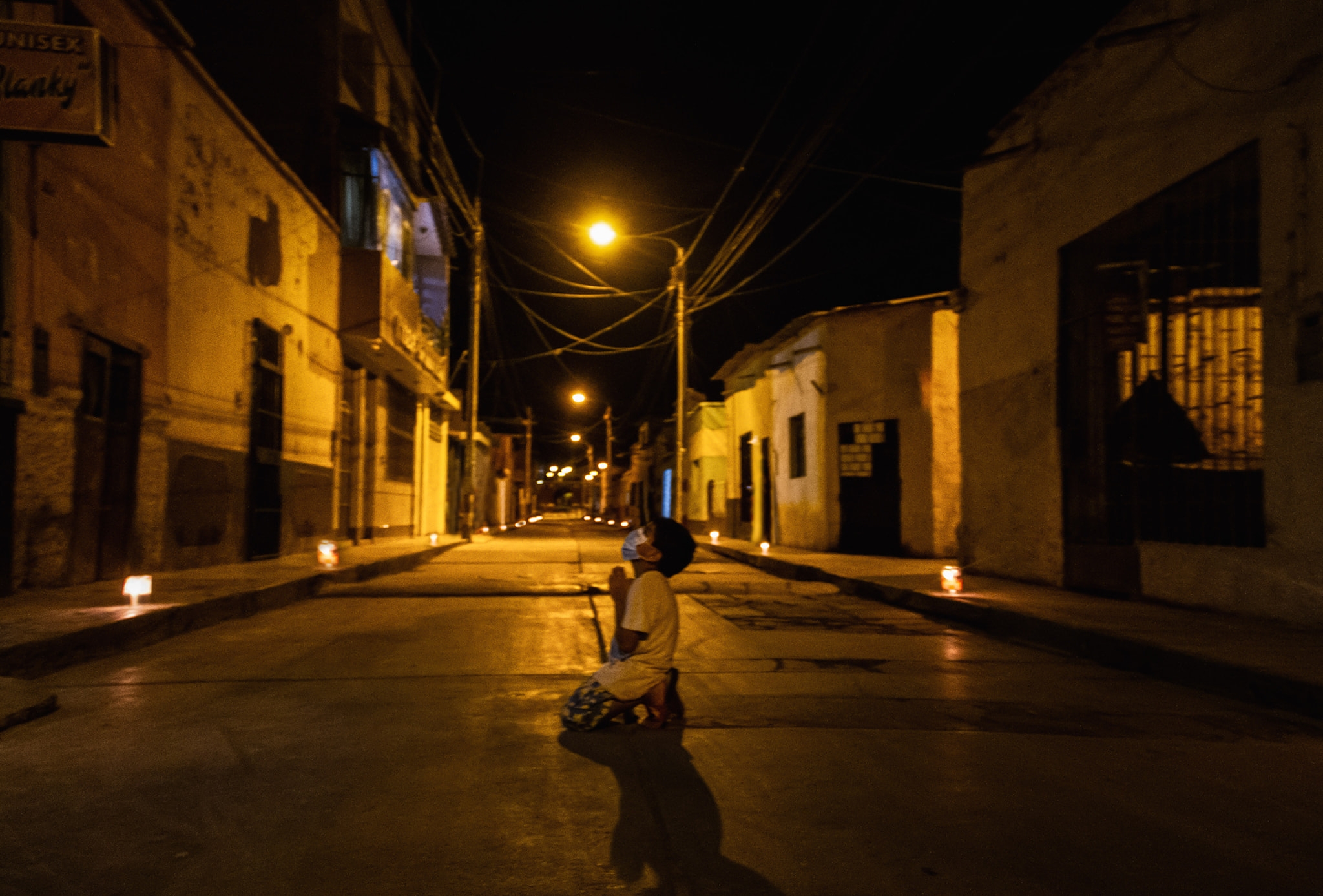 Menino de 6 anos ora de joelhos na rua pelo fim do coronavírus