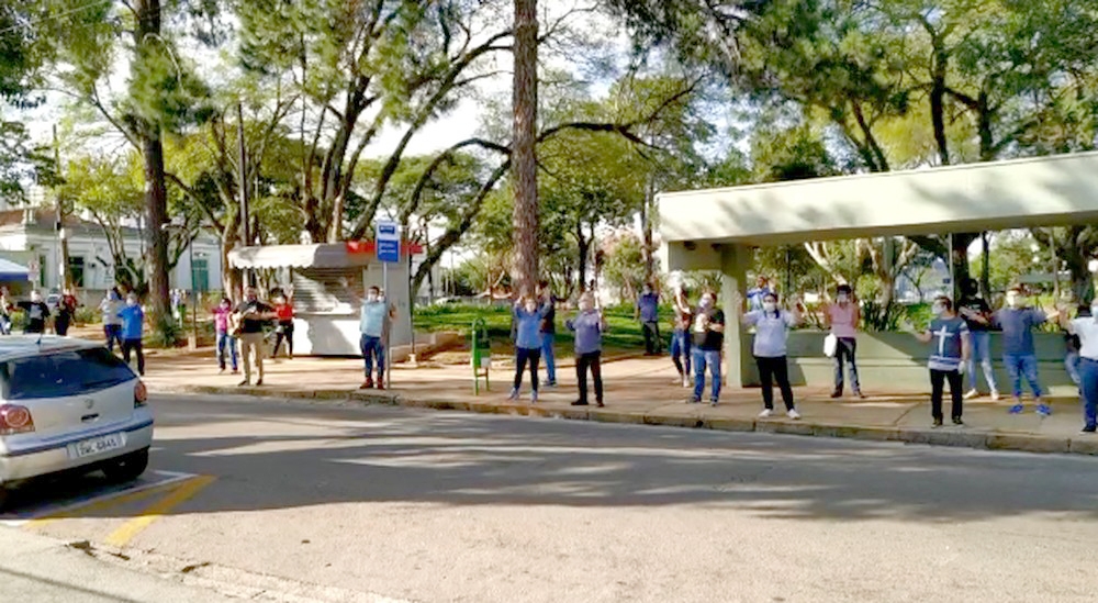 Pastores e fiéis oram por profissionais da saúde em frente a hospital de Jundiaí