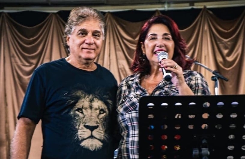 Pastor Carlos Moysés e esposa deixam hospital após se recuperarem do coronavírus