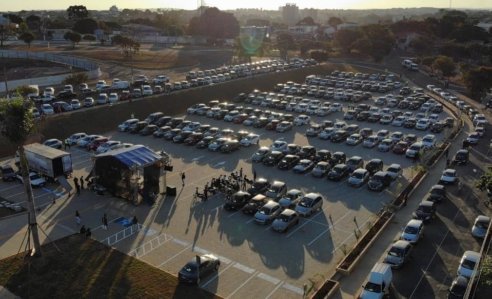 Igreja reúne mais de mil pessoas em culto drive-in no interior de SP