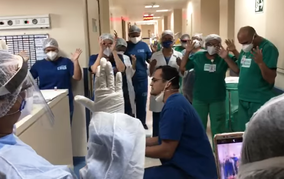 Médico ora com equipe em hospital do Belém: “Não vamos recuar diante de doença nenhuma”